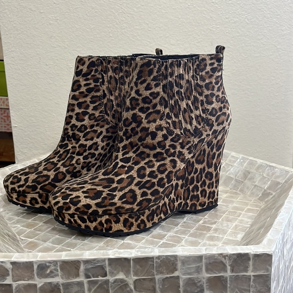 BCBG animal print wedge heel ankle boot. Size 9 - Picture 3 of 5